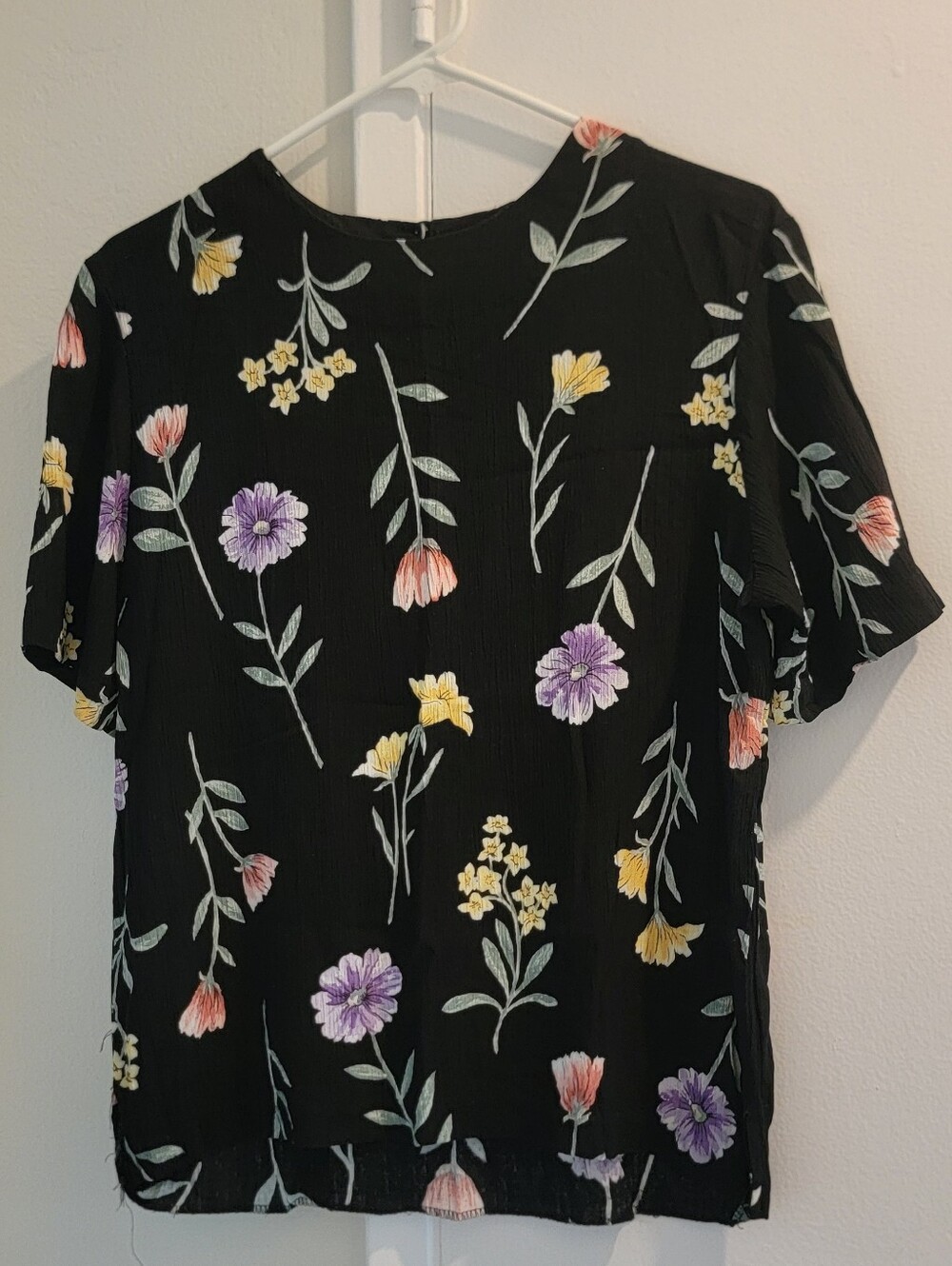Jaclyn Smith Black Floral Short Sleeve Top M